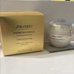 Shiseido Future Solution LX Cream in Gold and White